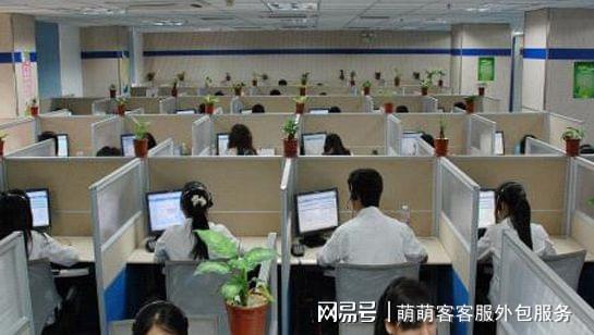 专业客服团队办公场景