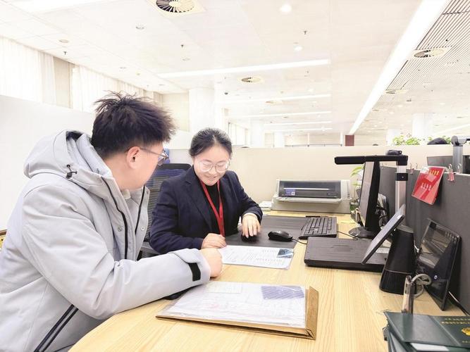 工作人员核对资料