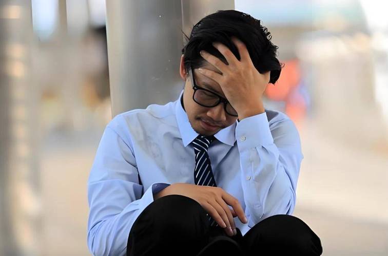 失业男子焦虑表情