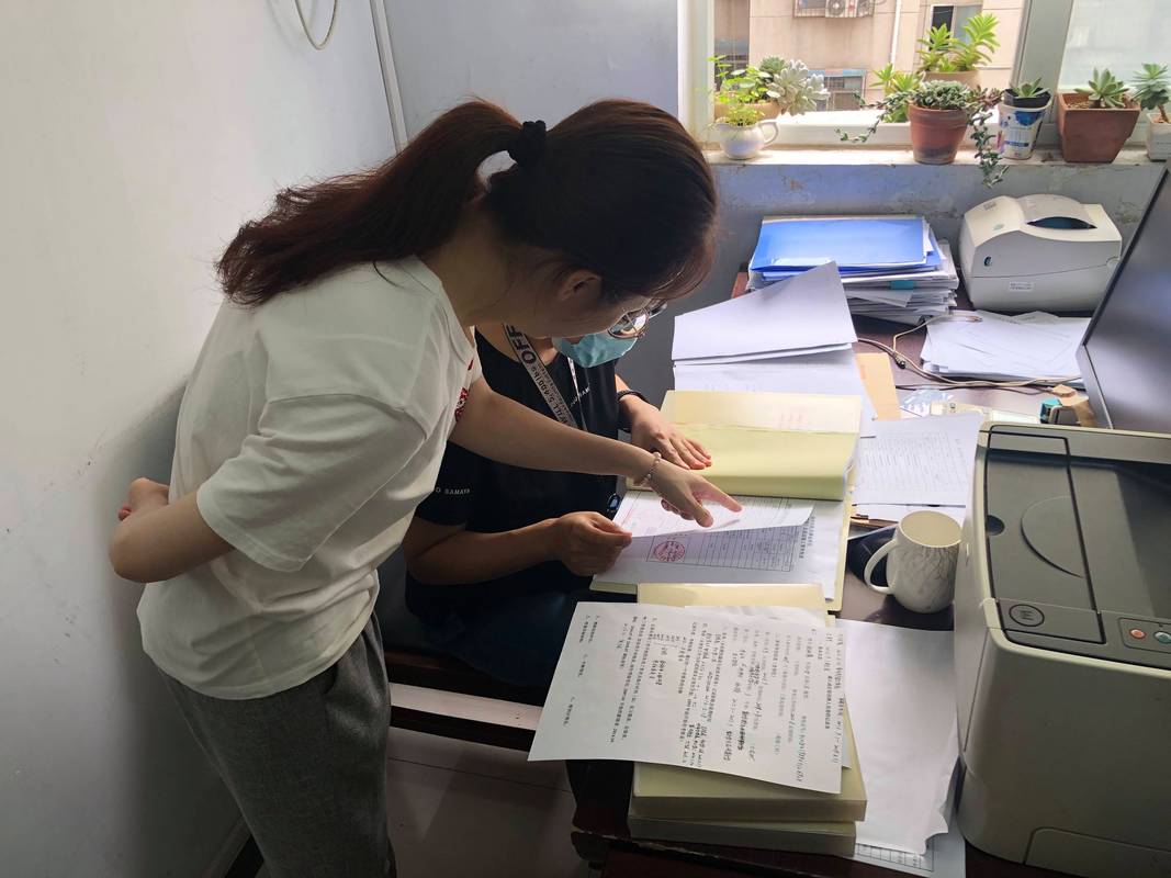 工作人员审核材料的照片